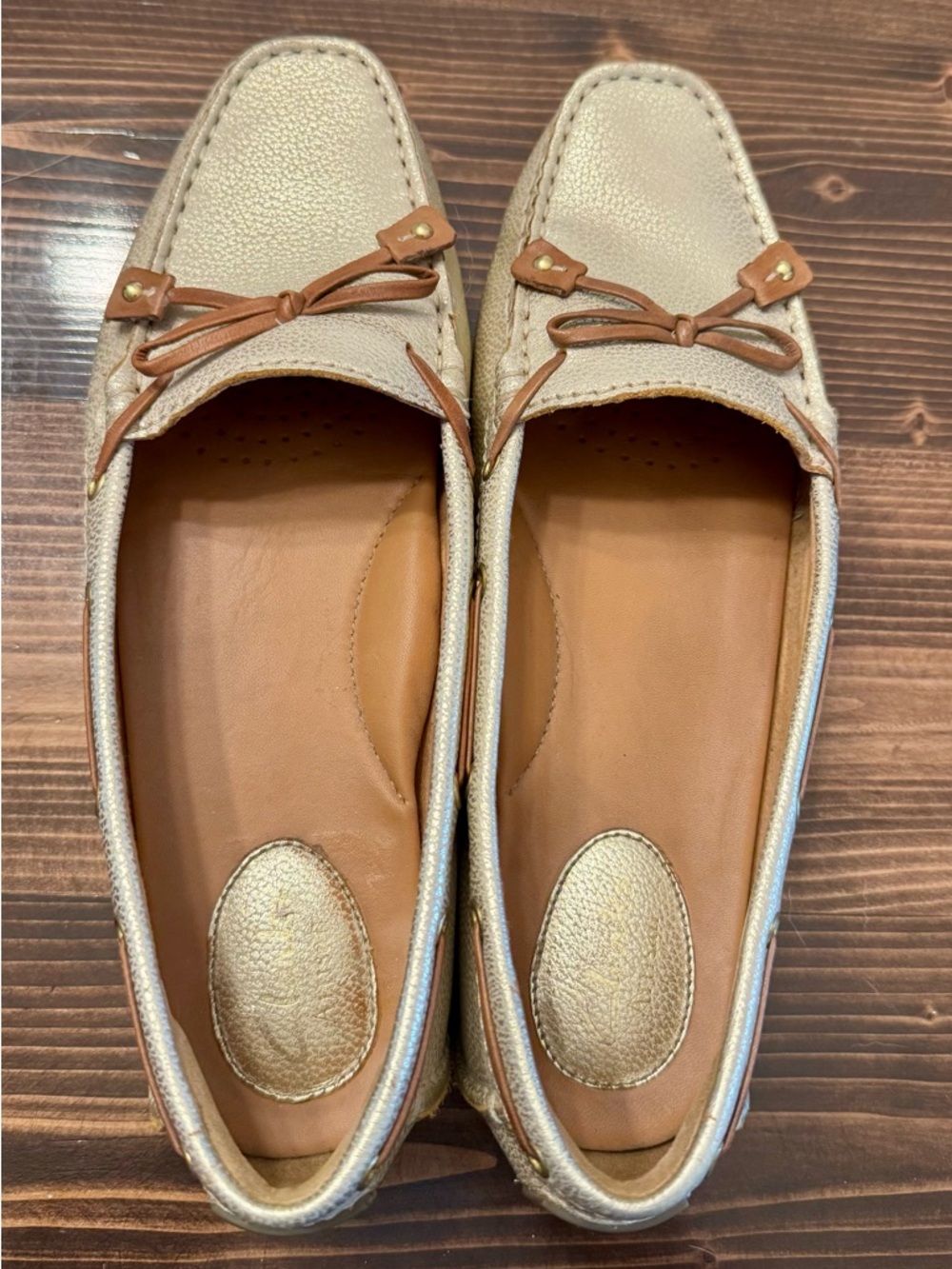 Clarks Artisan Dunbar Gold Metallic Leather Driving Moccasins Size 7 - Picture 3 of 8